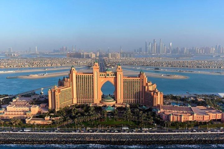 Explore Dubai’s iconic skyline featuring the grand Atlantis Hotel set against the stunning backdrop of Palm Island where luxury meets breathtaking views and unforgettable experiences await.